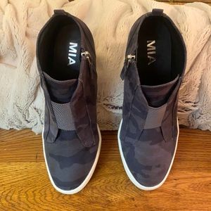 Gray camo wedge ankle boot sneakers, size 8M